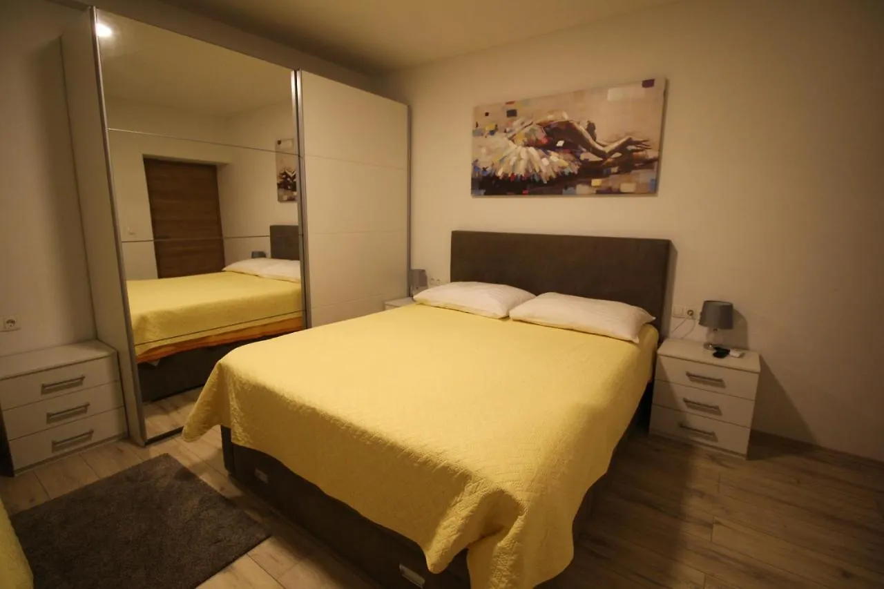 Holiday Home 자다르