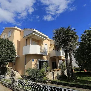 Apartman Sonja, Zára